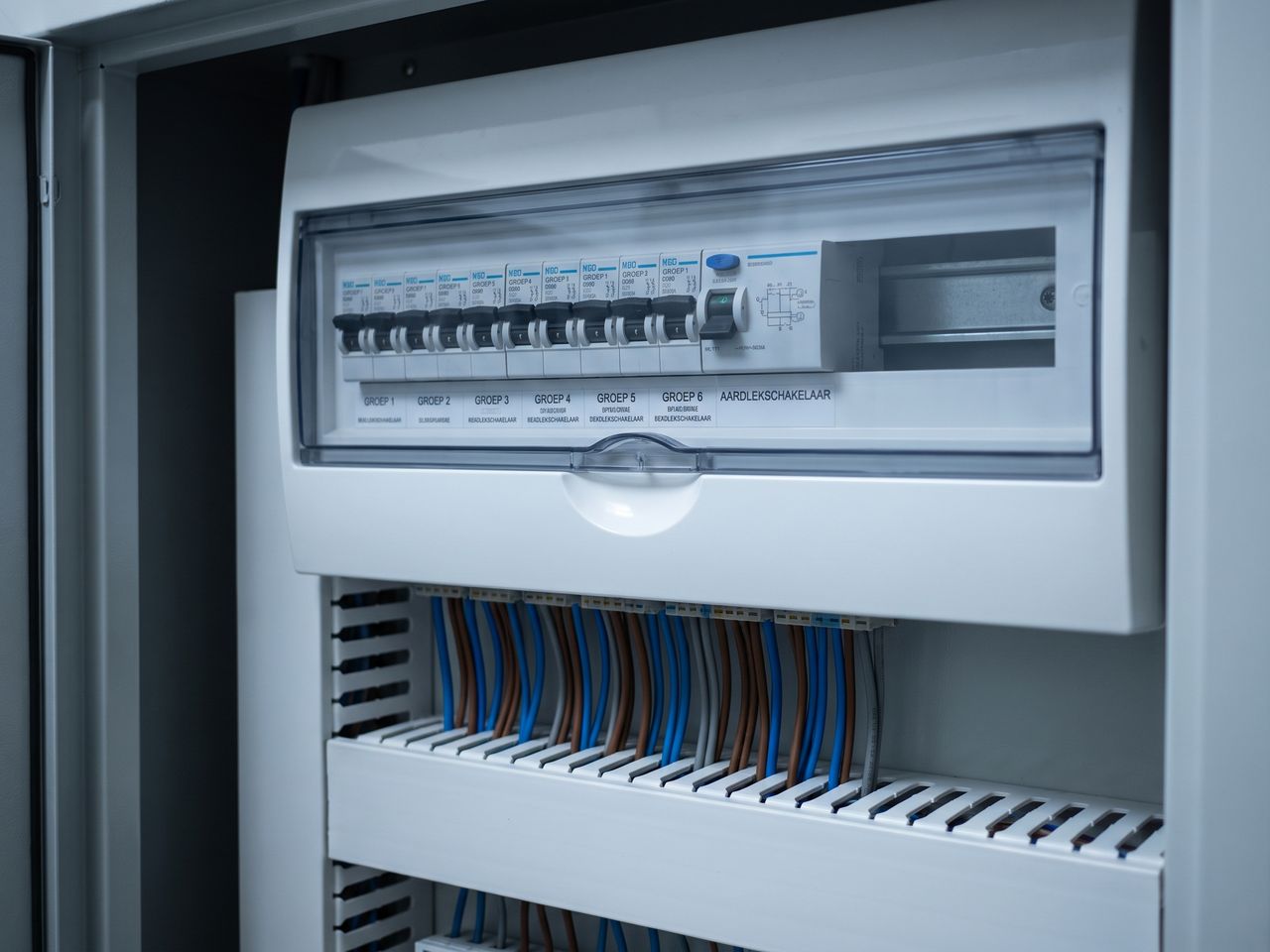 Groepenkast met keurig afgemonteerde installatieautomaten en gebundelde bedrading